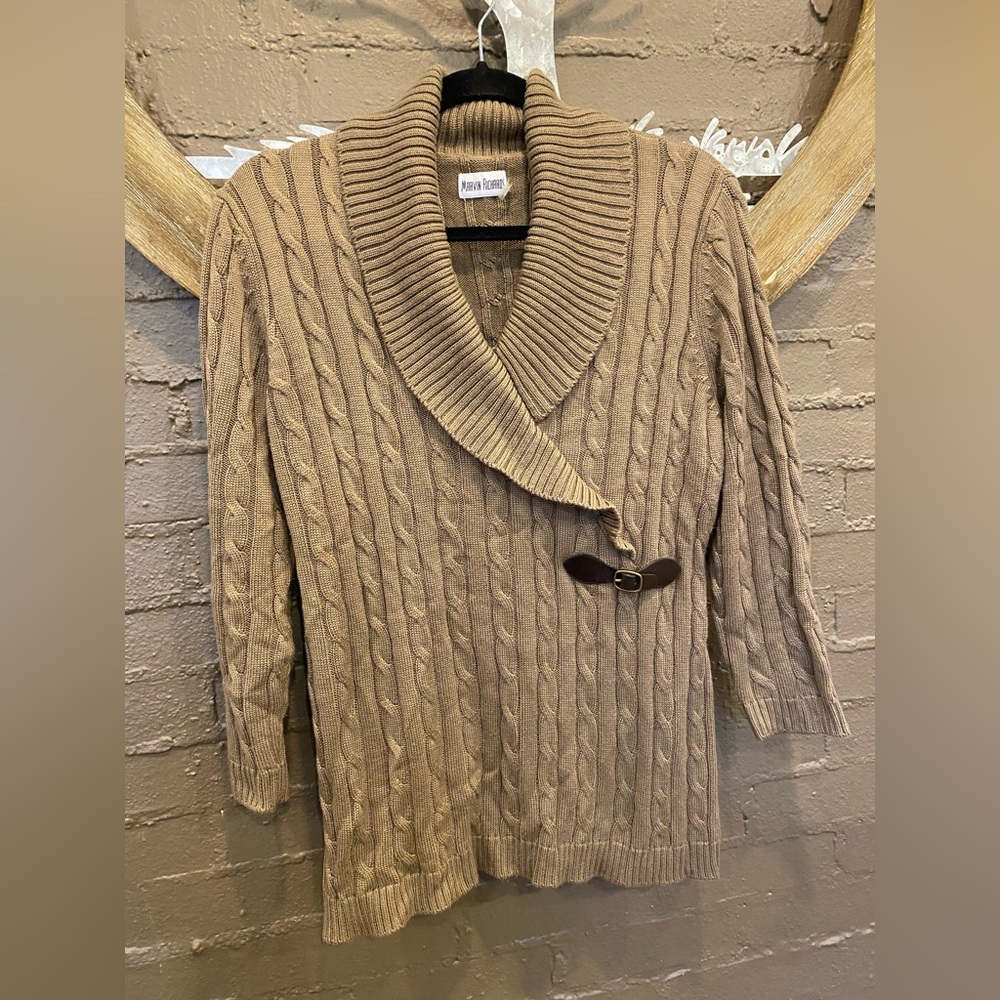 🐻 Cozy and fall worthy 3/4 sleeve sweater 🍁